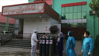 Türk Kızılaydan Afganistan&#39;da Kovid-19 hastalarına oksijen tüpü desteği